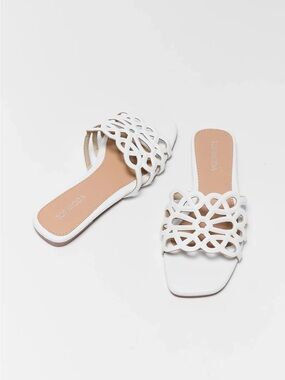 AVARA Mindy White Cutout Floral Sandal — Size 7